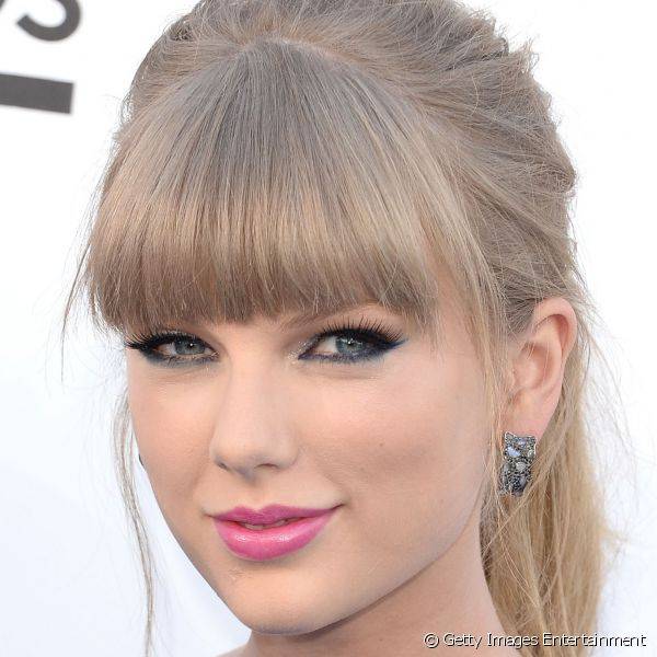 Apesar da clara preferência pelos lábios vermelhos, para o Billboard Music Awards, em maio de 2013, a cantora deixou de lado o lado sedutor e apostou na feminilidade do no batom rosa vibrante
